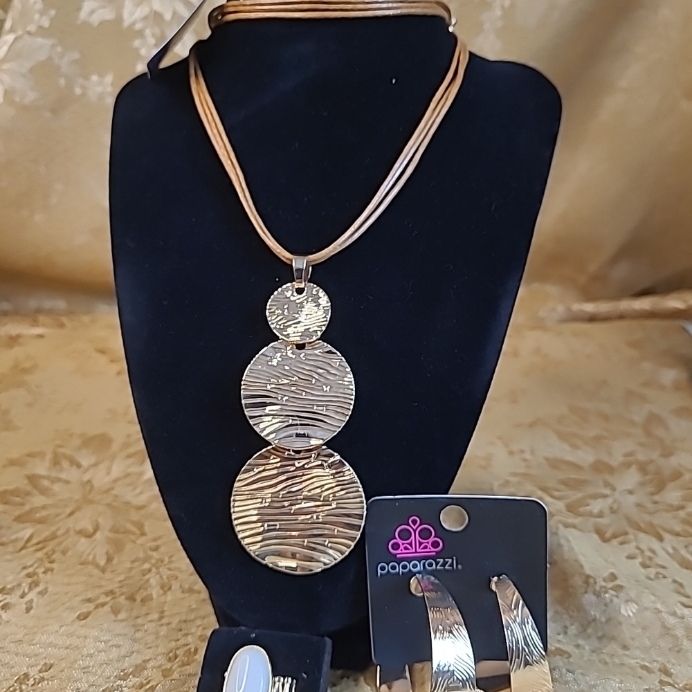 Paparazzi Elegant Gold Disc Necklace Set